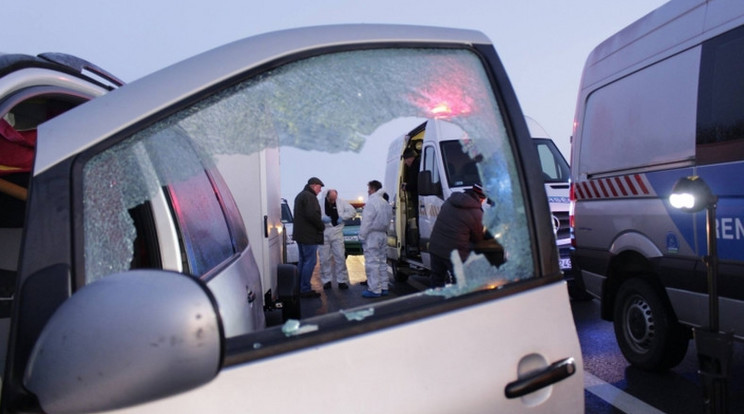 Két ismeretlen támadt az osztrák rendszámú autóban lévő utasokra az M5-ösön kedden / Fotó: Police.hu