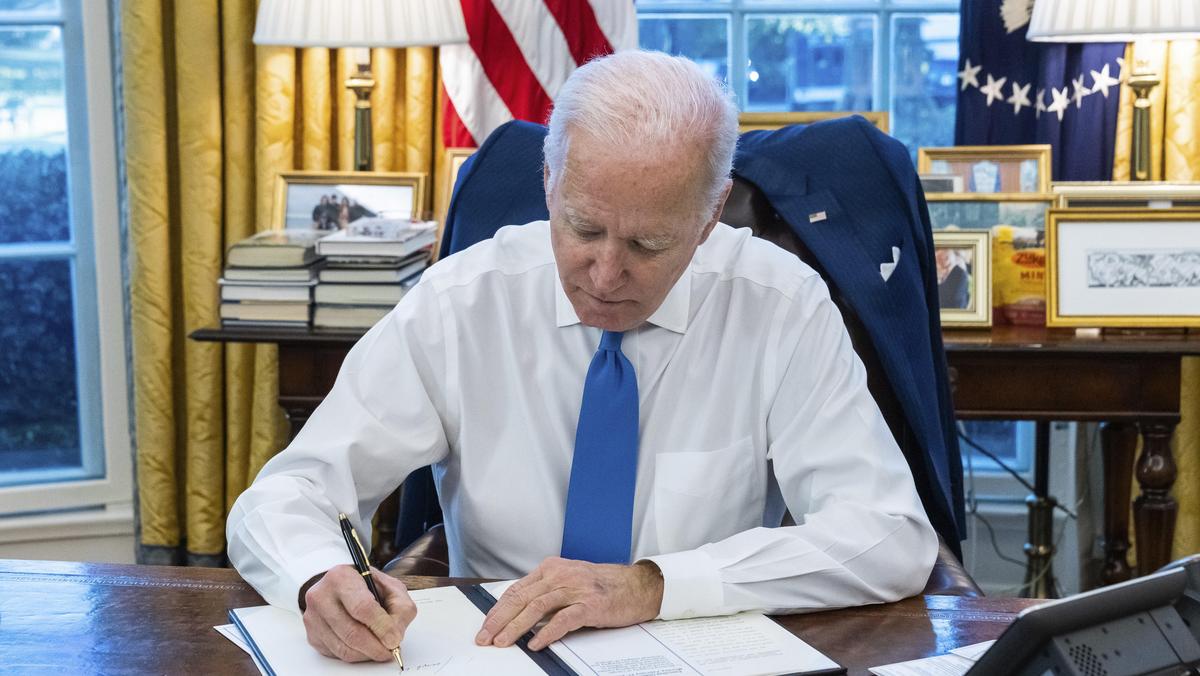 Joe Biden podpisujący sankcje dla Rosji