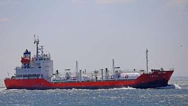 ceny ropy poszybowały po ataku na iran. opec zapowiada zwiększenie wyd