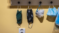 Dystans, dezynfekcja, maseczka? Premier: Konieczny jest powrót do miękkich zaleceń