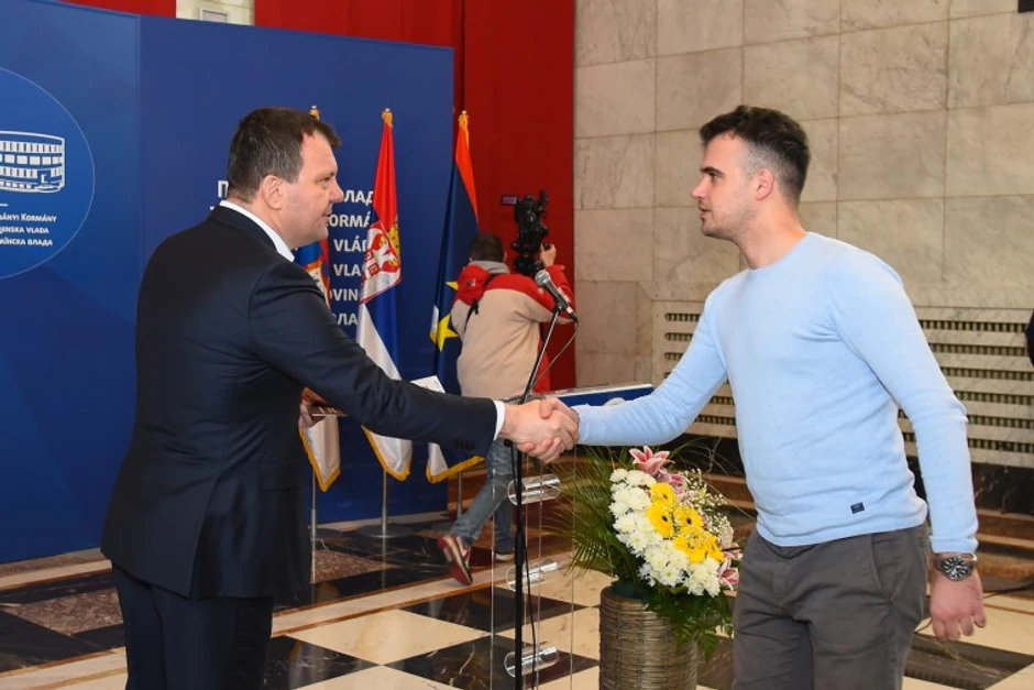 Predsednik Pokrajinske vlade Igor Mirović uručuje ugovore o dodeli finansijske pomoći