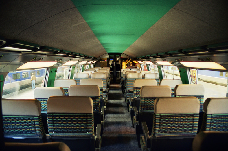 Wnętrze górnego pokładu piętrowego pociągu dużych prędkości TGV, jakim będziemy podróżować z Paryża do Barcelony