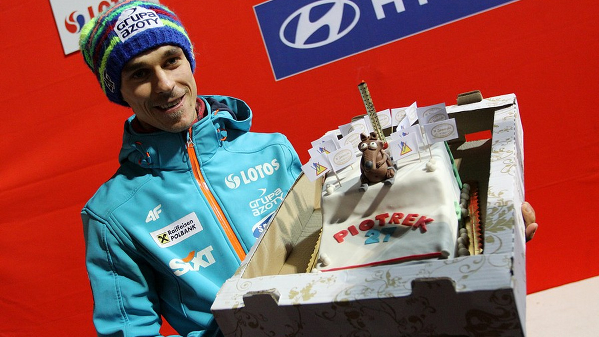 W czwartek 16 stycznia Piotr Żyła obchodził 27. urodziny. Z tej okazji, po zakończeniu konkursu Pucharu Świata w Wiśle, otrzymał tort z popularnym "Wiewiórem".