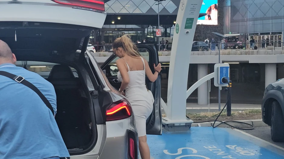 Tea sa mužem na aerodromu