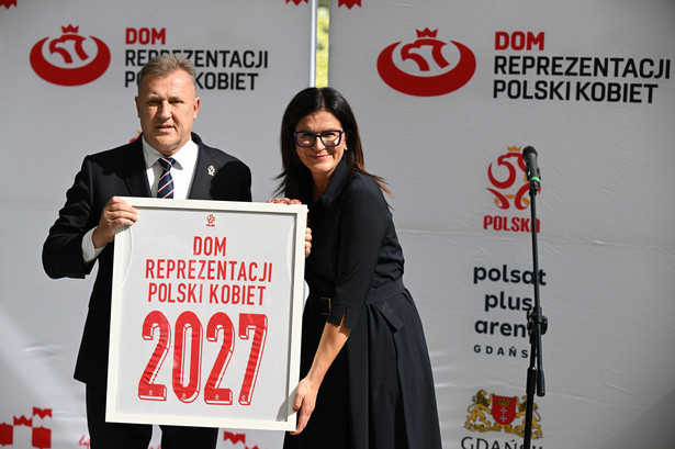 Prezydent miasta Aleksandra Dulkiewicz (P) i prezes PZPN Cezary Kulesza (L) pozują do zdjęcia podczas konferencji prasowej w Gdańsku. Konferencja dotyczyła nawiązania strategicznej współpracy pomiędzy stadionem Polsat Plus Arena Gdańsk a Polskim Związkiem Piłki Nożnej