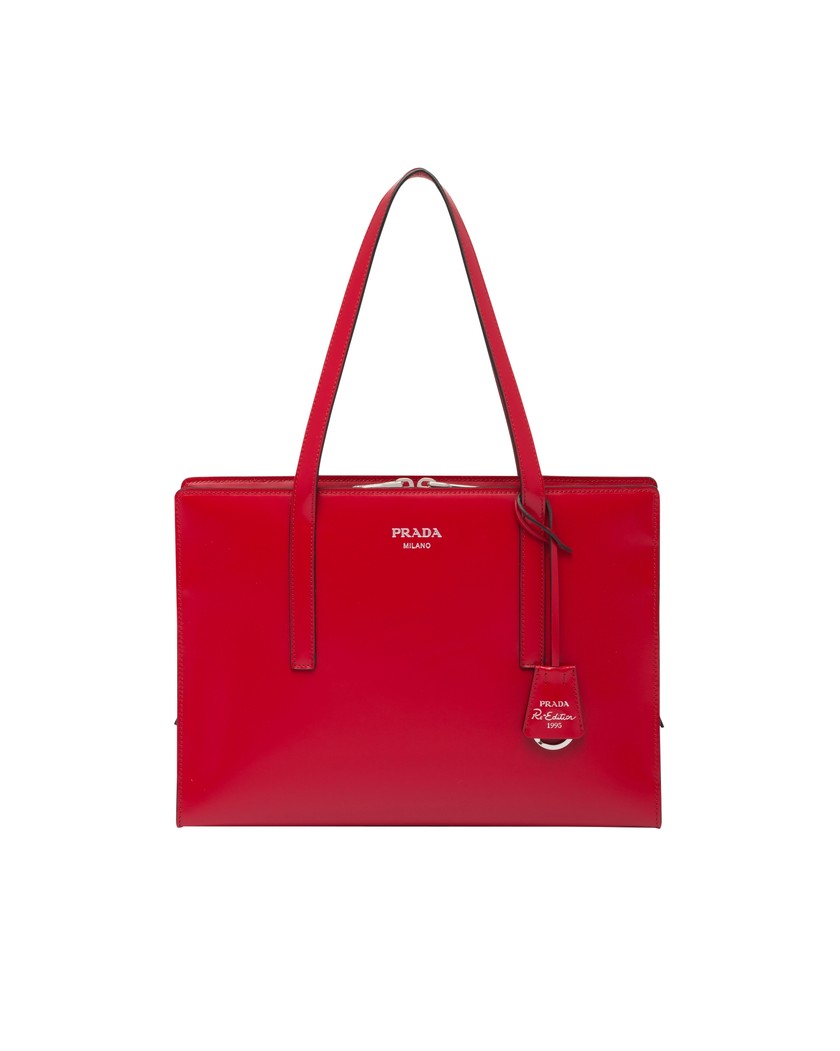PRADA Tasche Re-Edition 1995 aus gebürstetem Leder, erhältlich in den Farben Schwarz, Rot und Weiss für 2900 Franken.