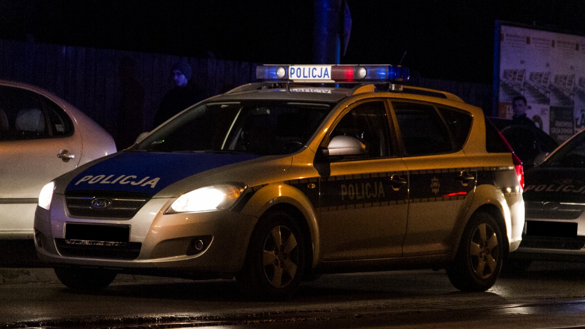 Ciężko chory mężczyzna w ostatniej chwili trafił do szpitala. Na numer alarmowy policji zadzwonił jego sąsiad, który poinformował dyżurnego, że odebrał telefon proszącego o pomoc, ponieważ "leci mu krew".