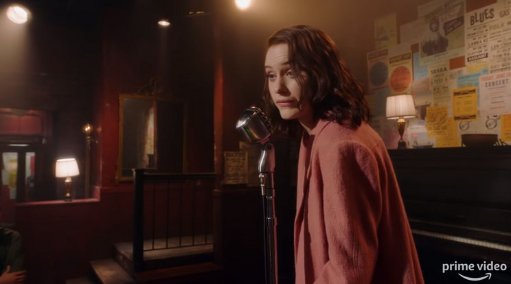 Midge Maisel (Rachel Brosnahan) első fellépése balul sül el, de arra mégis fény derül, hogy a háziasszonyból kiváló stand-upos lehet / Fotó: Amazon Prime