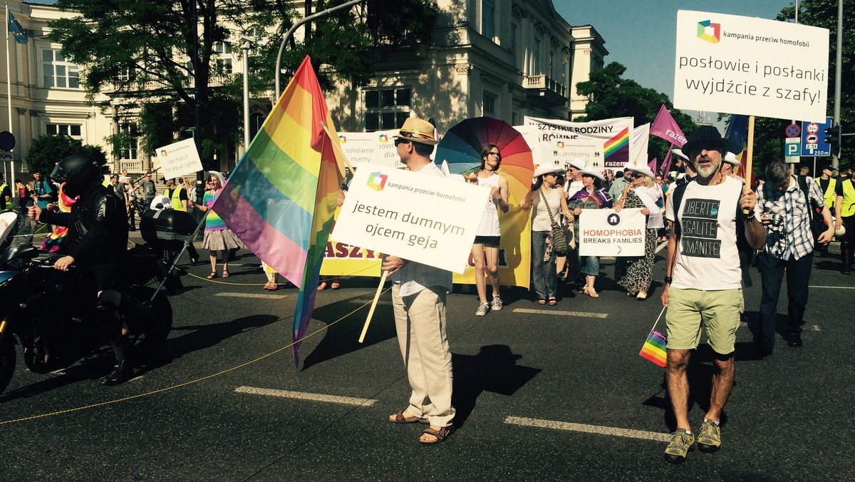 Osoby homoseksualne kochają tak samo jak ty. Jak ty płacą podatki i podlegają prawu. Jak ty mogą być głupie lub mądre. Rozwiązłe lub powściągliwe. Uczciwe albo nie. W ich związkach też zdarza się przemoc i inne problemy. Jak u wszystkich.