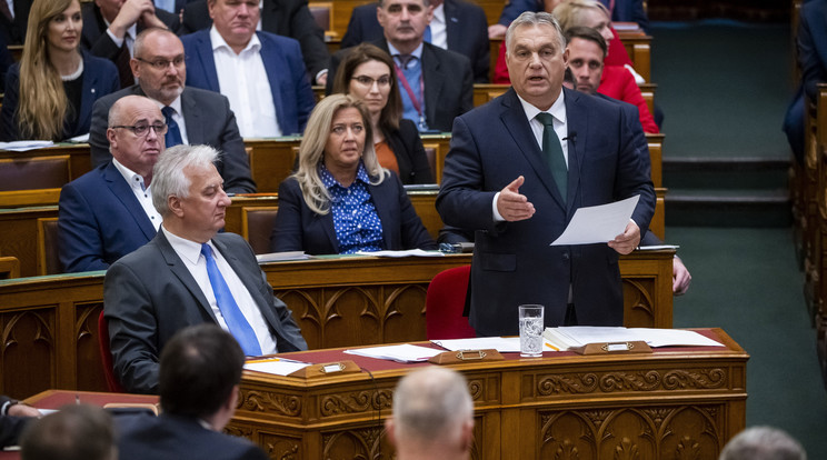 Orbán Viktor miniszterelnök azonnali kérdésre válaszol az Országgyűlés plenáris ülésén 2022. november 2-án. / Fotó: MTI/Balogh Zoltán