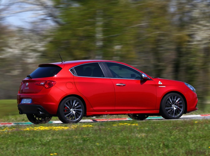 Alfa Romeo Giulietta 1750 TBI/235 KM w wersji Quadrifoglio Verde, czyli Monica Bellucci na torze