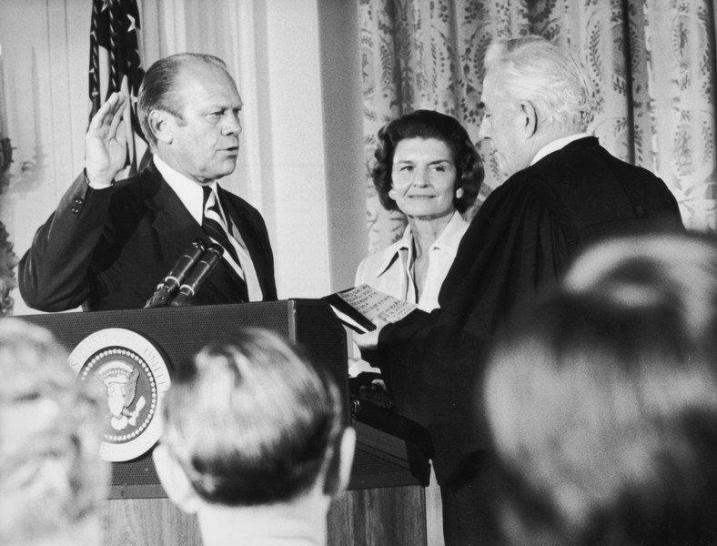 Gerald Ford z żoną podczas zaprzysiężenia go na prezydenta USA