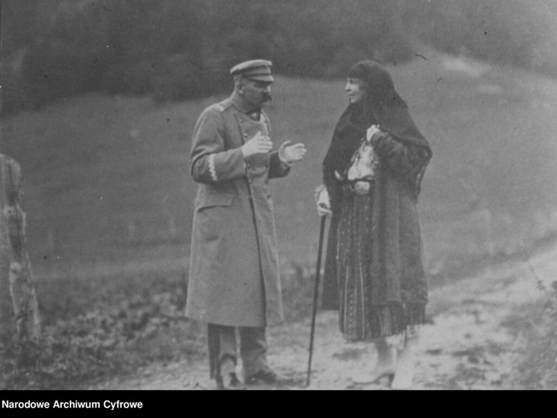 Naczelnik Państwa Józef Piłsudski w rozmowie z królową Marią podczas spaceru.