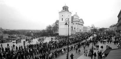 Kolejka ludzi ustawia się do prezydenta