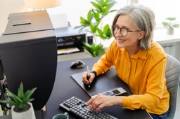 niedoceniani 50-latkowie. firmy tracą miliony przez stereotypy