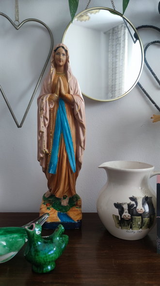 Matka Boża z Lourdes odnowiona przez artystę z mojego rodzinnego miasta. Mogłabym ją sprzedać spokojnie za kilkaset zł
