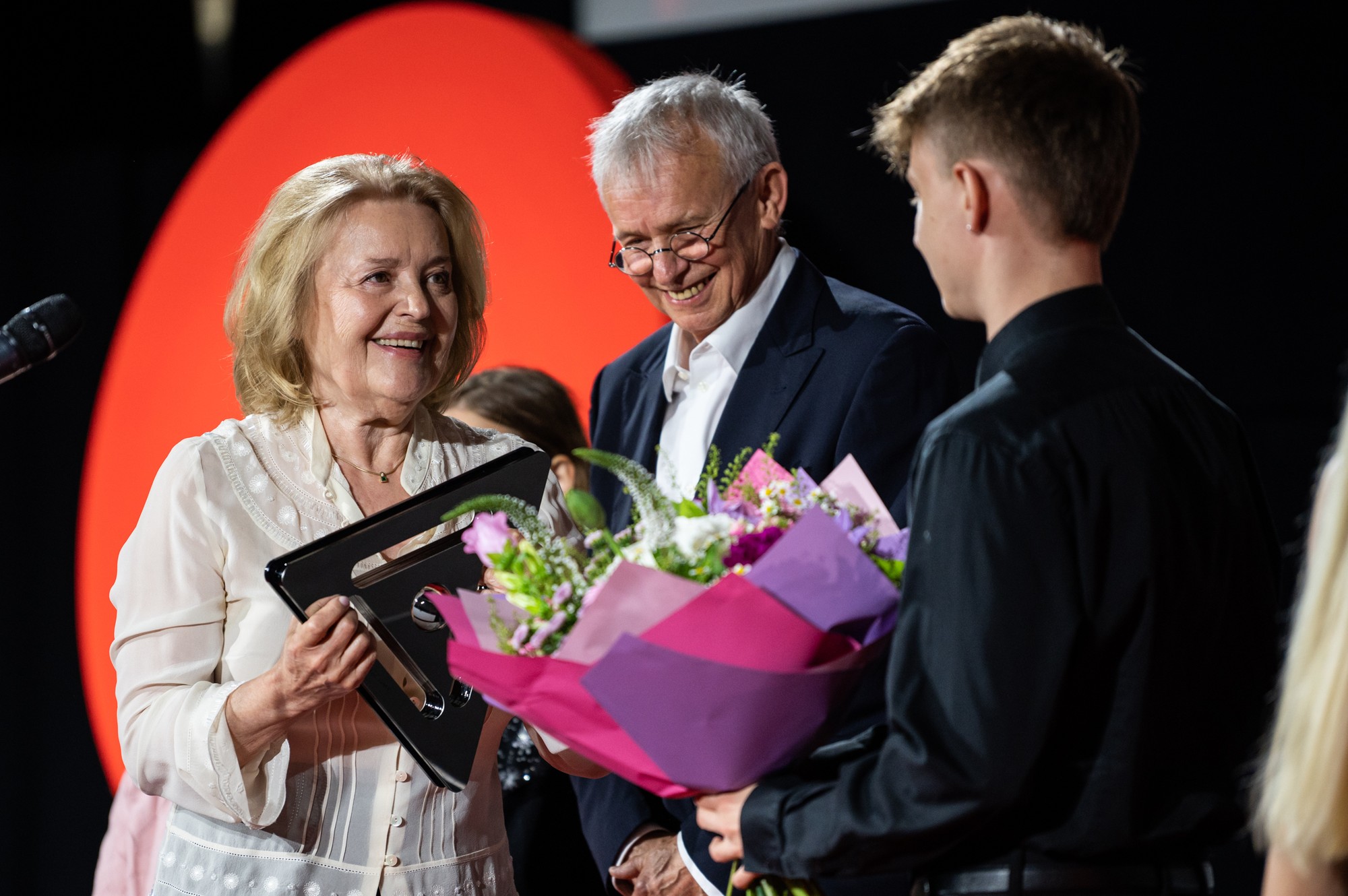 Magda Vášaryová preberá cenu Hercova misia za zosnulého manžela a herca Milana Lasicu počas slávnostného otvorenia Medzinárodného filmového festivalu Art Film Fest v Košiciach.