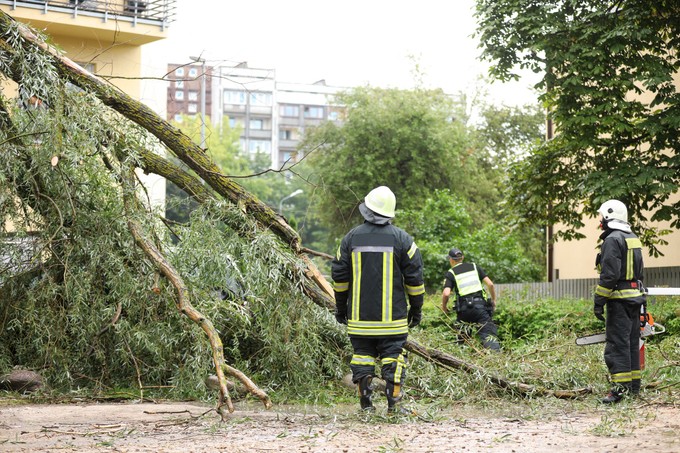Megállás nélkül dolgoznak a tűzoltók a tegnapi vihar okozta károk miatt