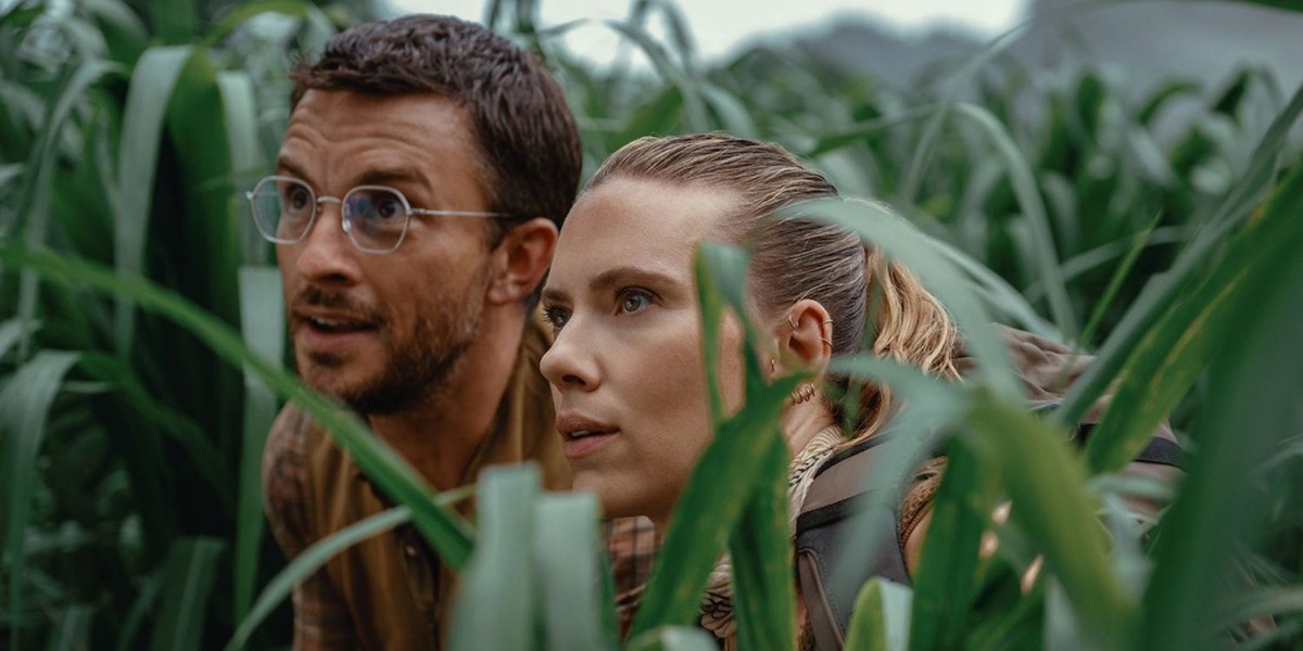 Jonathan Bailey i Scarlett Johansson w filmie "Jurassic World: Odrodzenie"