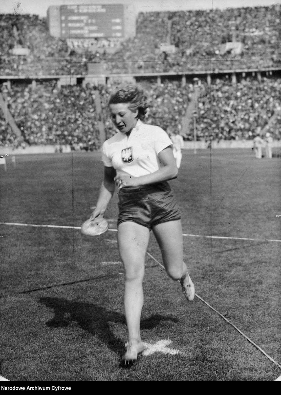 Olimpiada w Berlinie 1936 r. Srebrna medalistka w rzucie dyskiem Polka Jadwiga Wajsówna podczas zawodów