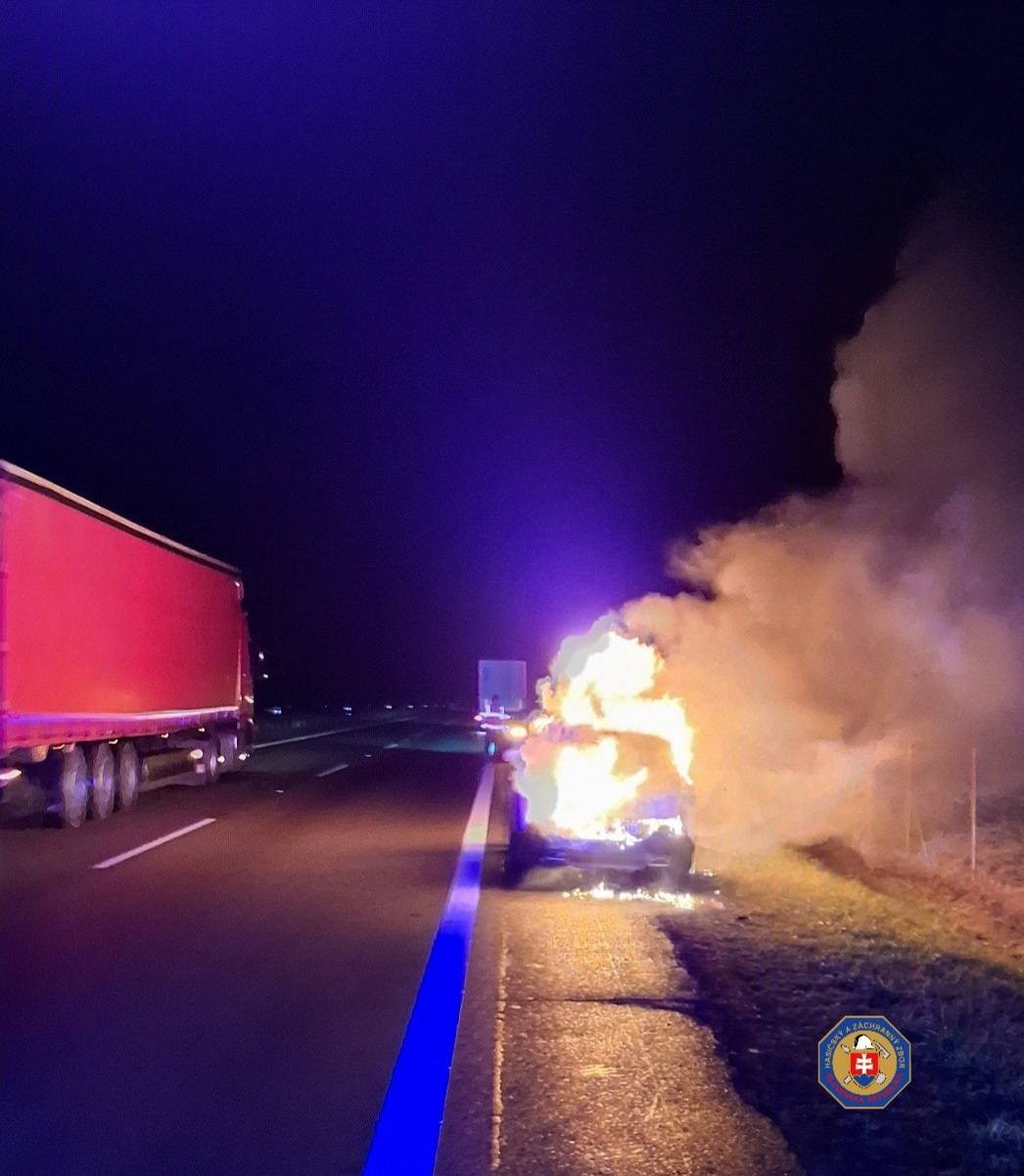  Na R1 pri Žiari nad Hronom zasahovali hasiči pri požiari automobilu.