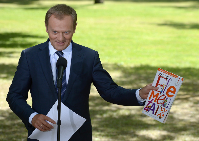 Premier ze swoim darmowym podręcznikiem. Fot. PAP/Radek Pietruszka