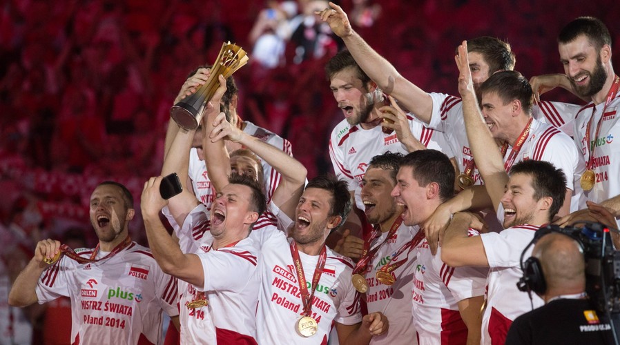 Polacy cieszą się ze zwycięstwa w siatkarskich mistrzostw świata