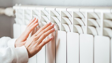 umieść to za kaloryferem, a w mieszkaniu zrobi się cieplej. prosty trik bez podkręcania grzejników