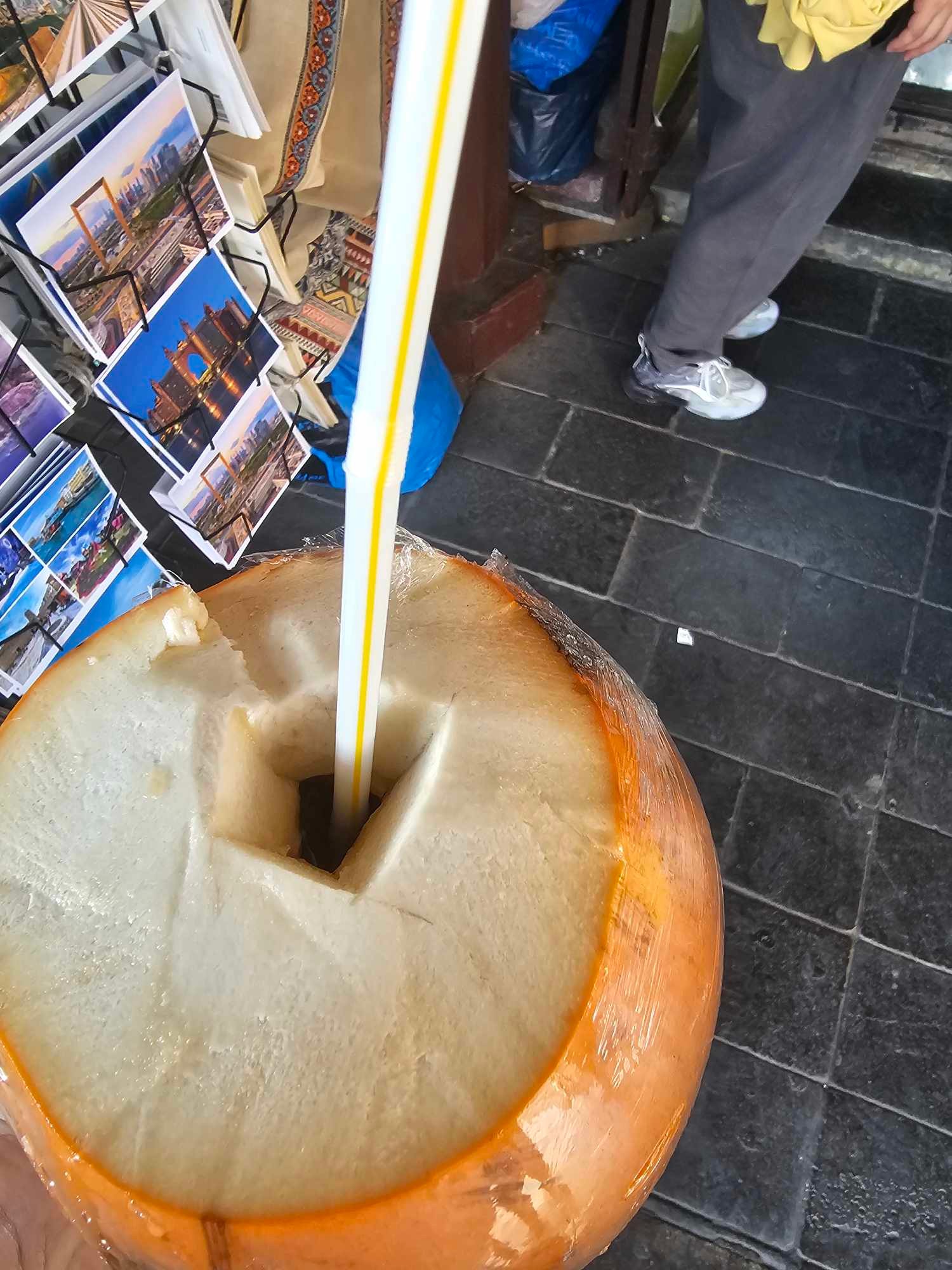Laura si pochutila na melónovej šťave.