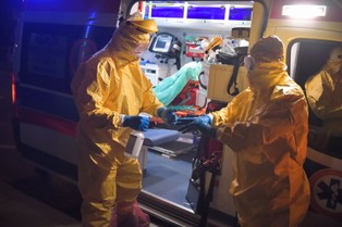 Koronawirus w Polsce. Rząd zaostrza zasady: ograniczenia w przemieszczaniu się, zakaz zgromadzeń