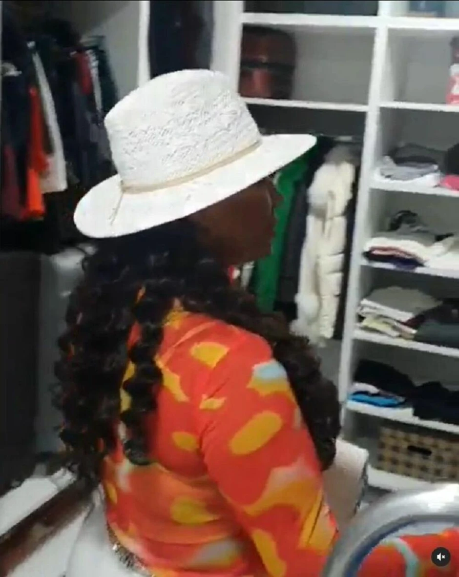 Stoja pokazala garderober