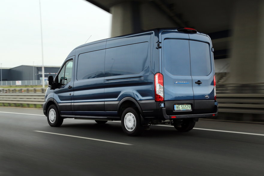 Ford E-Transit Van to auto przewidziane dla konkretnego odbiorcy o specyficznym sposobie użytkowania, np. firm kurierskich i pocztowych, ekip remontowych czy piekarni.