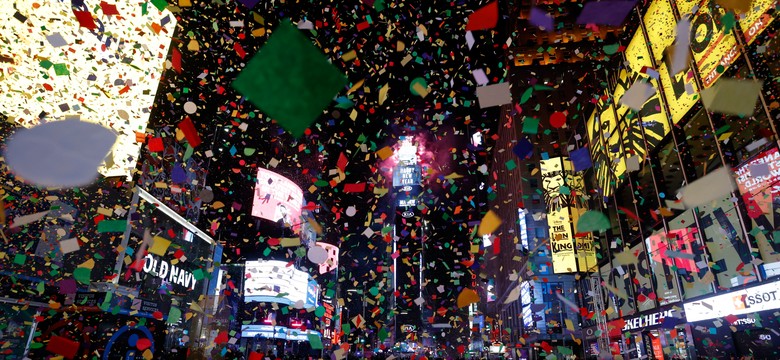 Konfetti z życzeniami z całego świata na Times Square