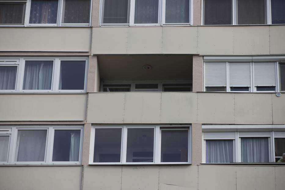 Kizuhant egy nő egy szálloda hatodik emeleti erkélyéről Spanyolországban /Illusztráció: Czerkl Gábor