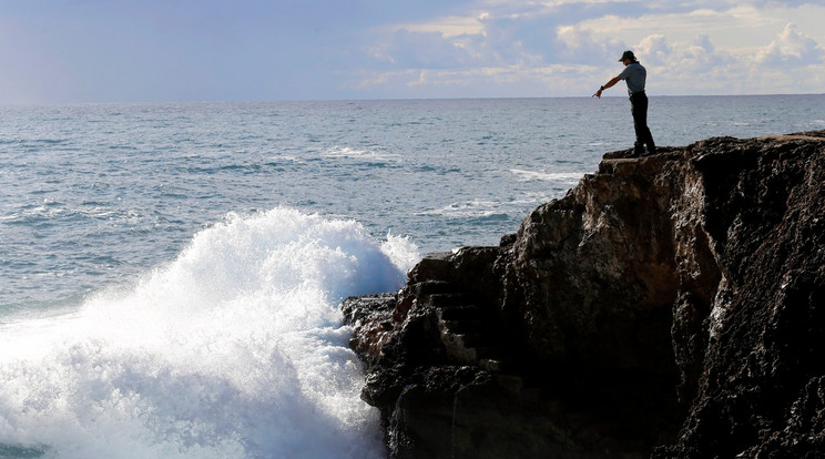 Cala d'Or parti szikláin a viharos szél több méter magasra korbácsolja a hullámokat / Fotó: Profimedia-Reddot 