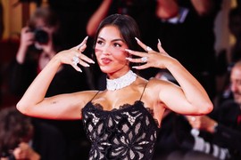 "BOGATO SE UDAJEM, TIM SE DIČIM", Georgina Rodrigez NATRLJALA NA NOS SVIMA GROMADU OD PRSTENA, a haljina na njoj VRIŠTI: Šuška se da je trudna, a kao VERENA ŽENA promenila stil