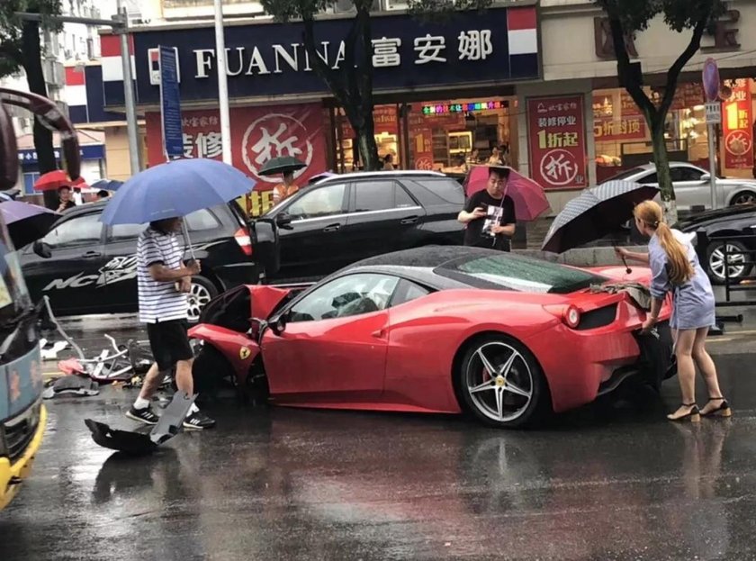 To auto było warte fortunę! Rozbiła je w kilka minut