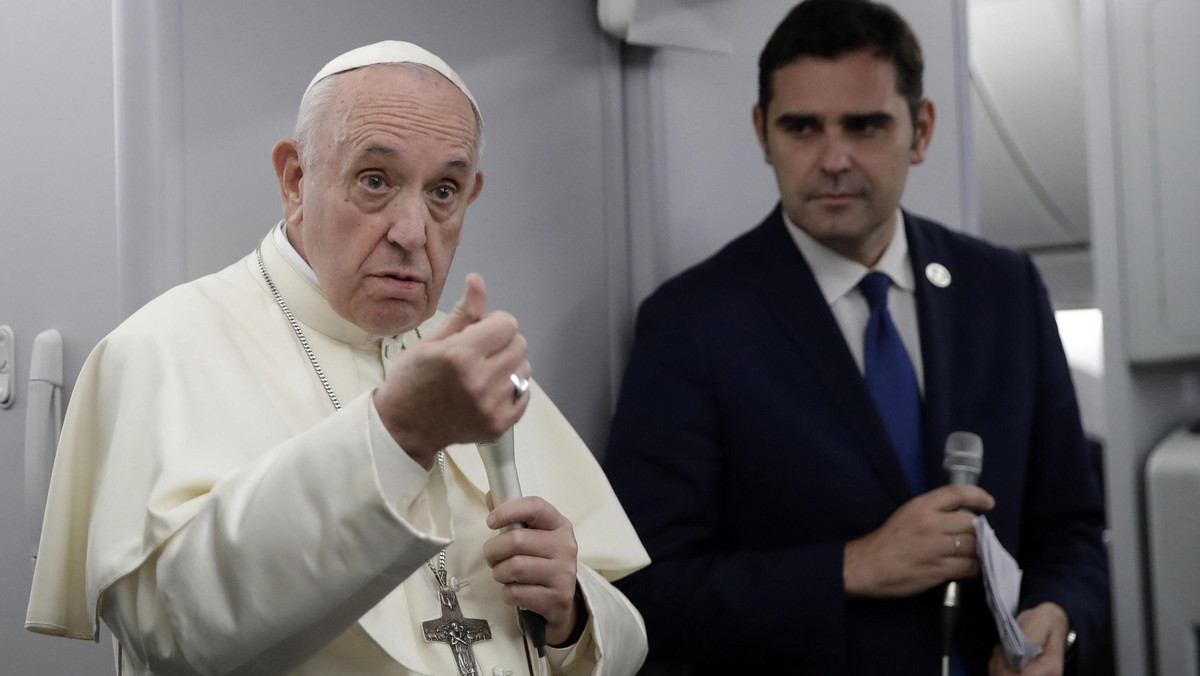 Papież Franciszek powiedział dziennikarzom na pokładzie samolotu w drodze z Panamy do Rzymu, że wspiera cierpiący naród Wenezueli. Na konferencji prasowej podkreślił, że „nieostrożnością” z jego strony byłoby zajęcie stanowiska w sprawie kryzysu w tym kraju. - Przeraża mnie przelew krwi - mówił papież. 