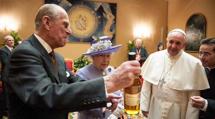 2014-ben II. Erzsébet és Fülöp herceg whiskyt vitt ajándékba Ferenc pápának / Fotó: Getty Images