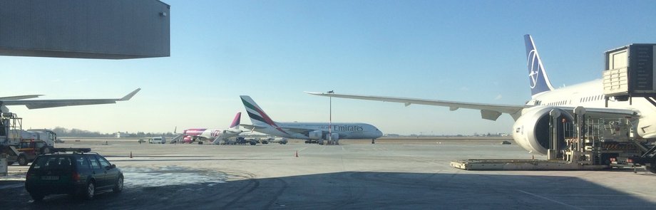 Airbus A380 wylądował na lotnisku Chopina około godz. 11. Samolot ma 72 metry długości i całkowitą wysokość ponad 24 metrów. 