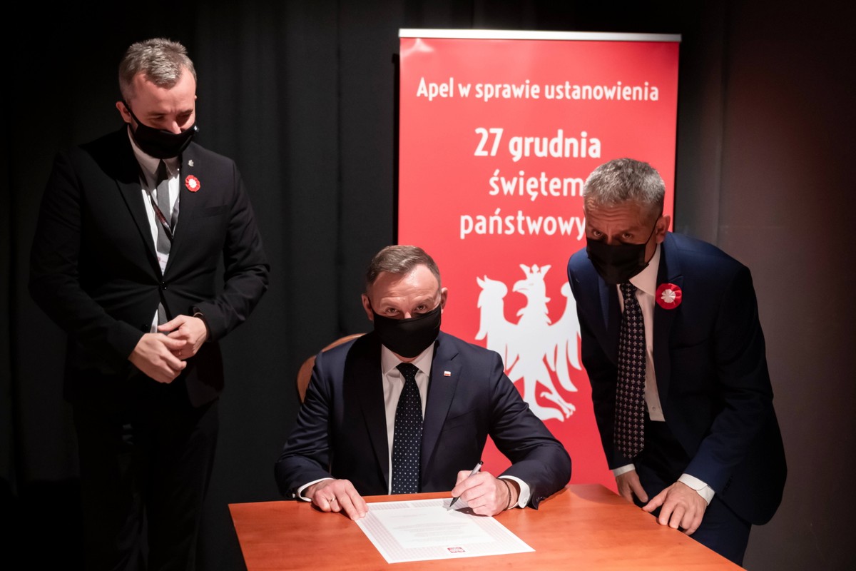 Prezydent RP Andrzej Duda, dyrektor Wielkopolskiego Muzeum Niepodległości Przemysław Terlecki (P) i kustosz Marcin Wiśniewski (L) podczas wizyty w siedzibie Muzeum w Poznaniu