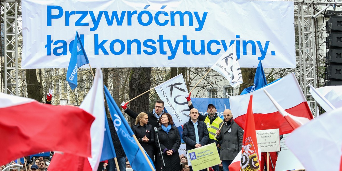 Protest KOD przed Trybunałem Konstytucyjnym