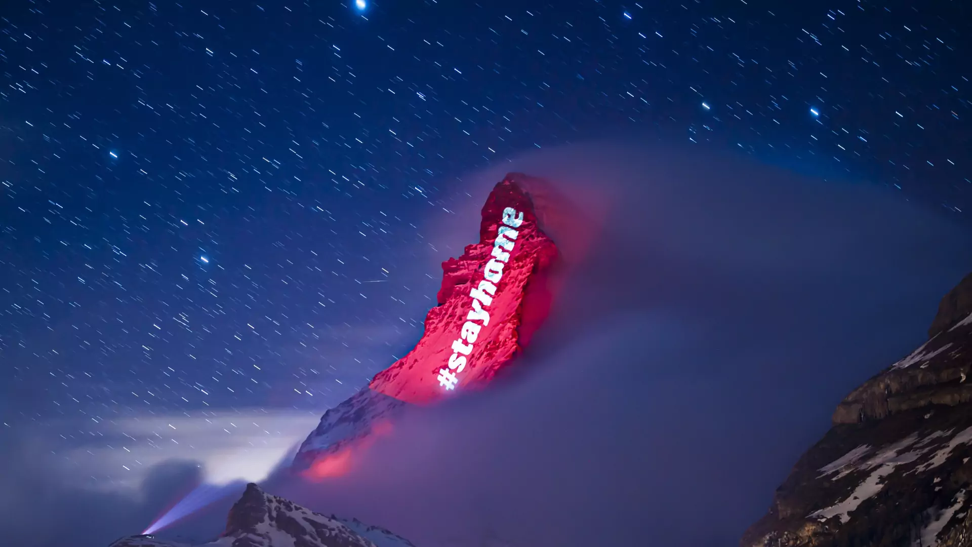 Z powodu COVID-19 podświetlono słynny szczyt w Alpach. Komunikat #StayHome na 4478 m n.p.m.