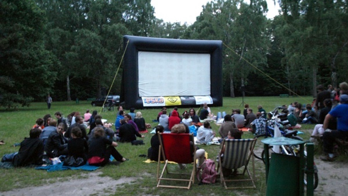 MM Łódź: Trwa Letni Festiwal Filmowy "Polówka". Podobnie jak w poprzednich edycjach festiwalu, filmy zostały podzielone na Pięć sekcji tematycznych. W ramach każdej z nich odbędzie się po 10 projekcji poprzedzonych konkursami oraz pokazami najlepszych polskich teledysków z Yach Film Festiwal.