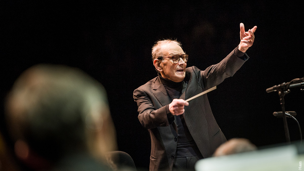 Koncert Ennio Morricone już za kilka dni. Jakie utwory Maestro wybierze ze swojego imponującego dorobku? Już dziś uchylamy rąbka tajemnicy. Kompozytor przygotowuje też coś specjalnie na występ w Polsce! Widowisko z udziałem ponad 200 osób – orkiestry, chóru, solistów i Morricone w roli dyrygenta odbędzie się już 14 października w Atlas Arenie w Łodzi. Organizatorem wydarzenia jest agencja Prestige MJM.