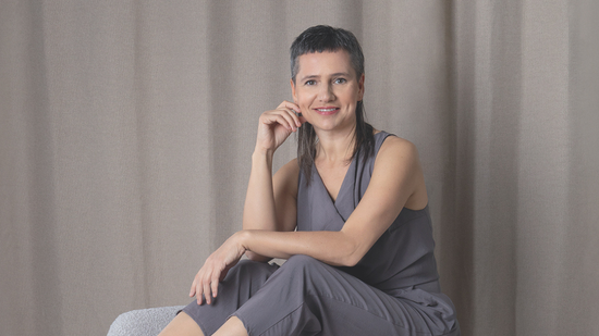 A kortárs táncelőadásoknál nagyjából megszoktuk a színpadi meztelenséget, de ebben a sorozatban a néző is felvállalja a maga meztelenségét