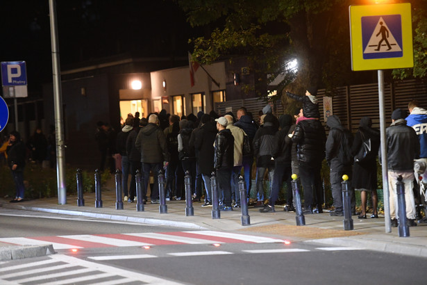 Kolejka wyborców oczekujących na oddanie głosu przy ulicy Ludnej w Warszawie