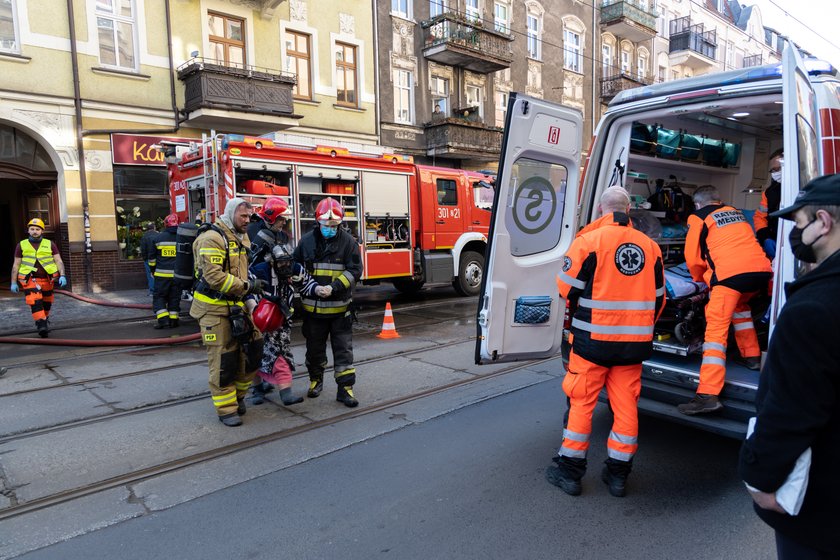 Dramatyczna akcja strażaków w centrum miasta. Helikopter lądował w parku