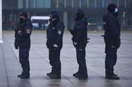 Policjanci zabezpieczający miesięcznicę smoleńską