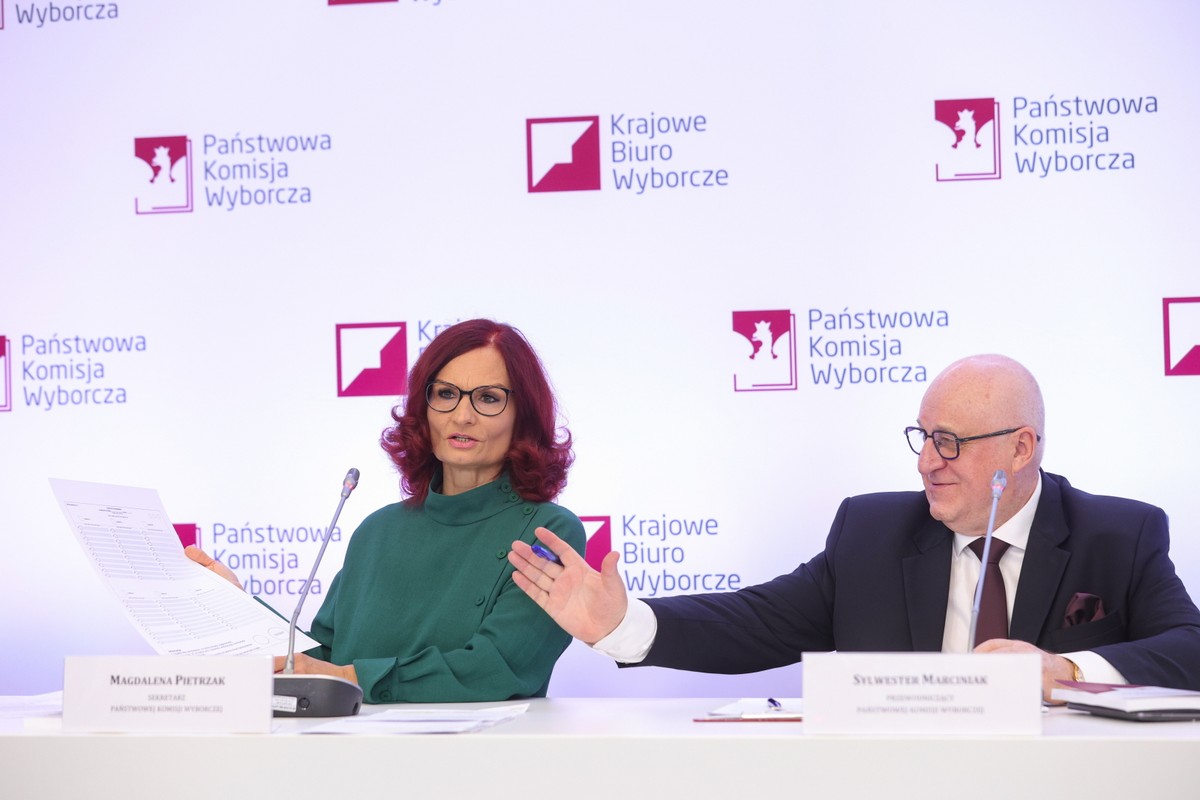 Wybory samorządowe 2024. Przewodniczący PKW Sylwester Marciniak i sekretarz Państwowej Komisji Wyborczej, szefowa Krajowego Biura Wyborczego Magdalena Pietrzak podczas konferencji prasowej w siedzibie KPRP w Warszawie